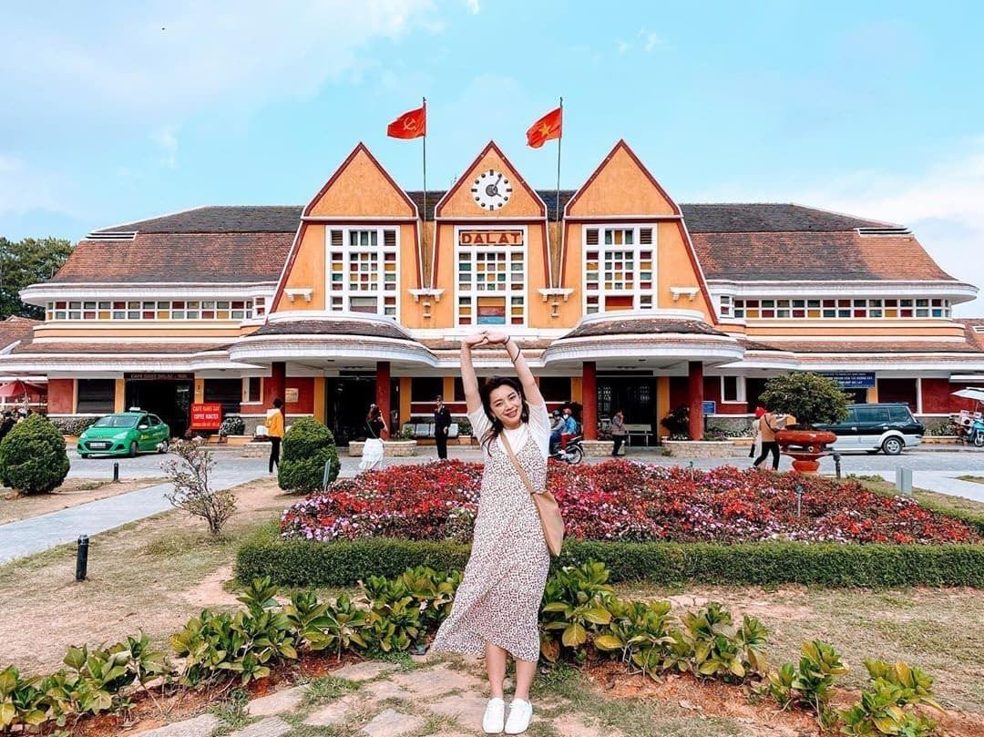 Chụp ảnh checkin tại Ga xe lửa Đà Lạt